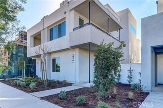 Building Photo - 130 Spectacle