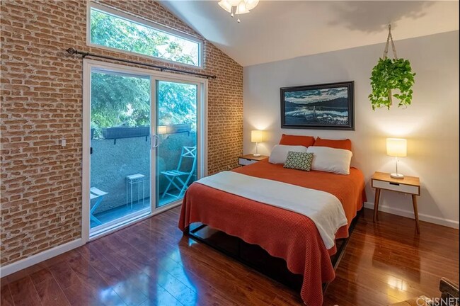 Dormitorio principal con balcón. - 1554 N Hobart Blvd