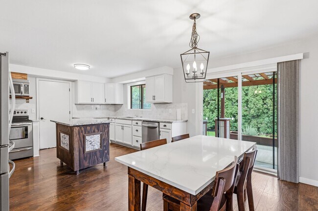 Foto del edificio - Spacious 4-Bedroom Chemawa Park Home with Fireplace, Bonus Room & Large Yard