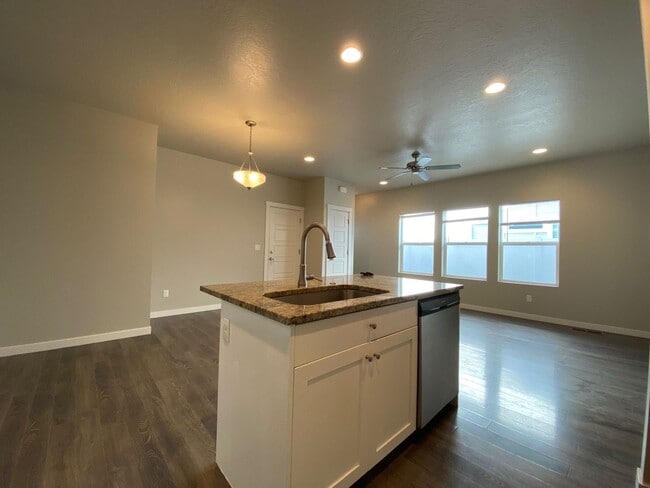 Building Photo - Newer Townhome