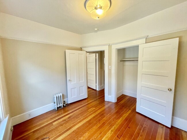 Building Photo - Duboce Park 3BR+Den/1BA.  Edwardian Charme...