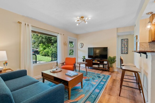 Building Photo - Charming 3Bed 2bath Nestled in the heart o...