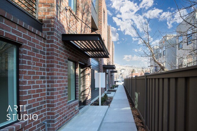 Foto del edificio - Downtown living at it's best!