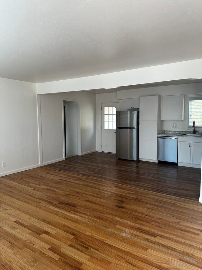Building Photo - Beautiful 4 Bedroom house w/Hardwood Floor...