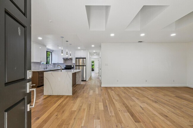 Building Photo - Modern Remodeled Menlo Park Home with Designer Kitchen and Private Yard