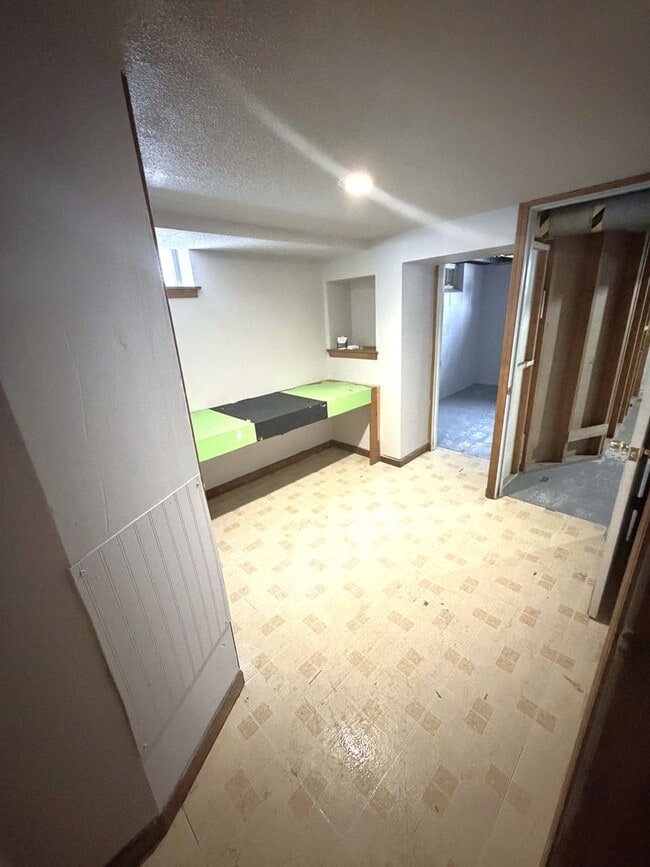 Building Photo - 2-bedroom Single Family - Available now!