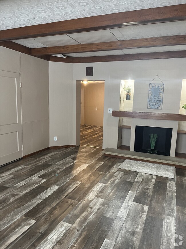 Building Photo - 402 S Memorial Dr