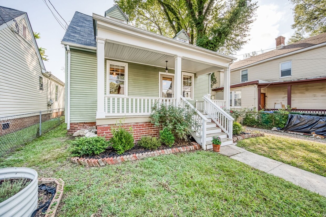 Primary Photo - ALL UTILITIES INCLUDES In This Charming 2 ...