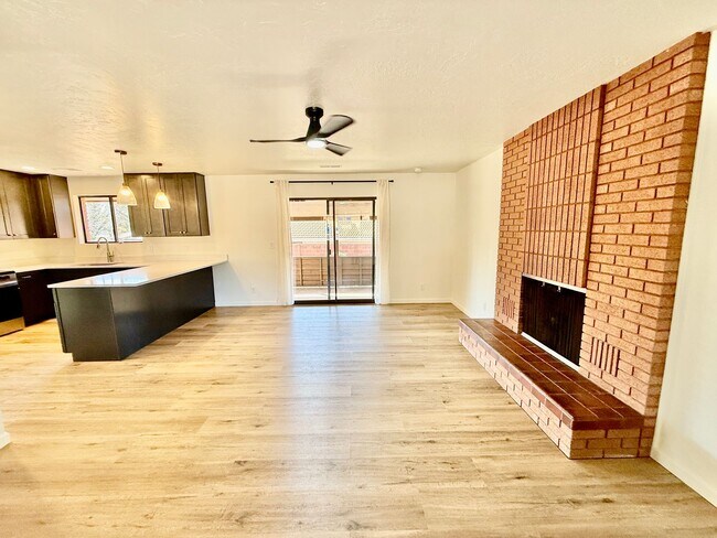 Foto del edificio - 2834 Bloomington Dr E