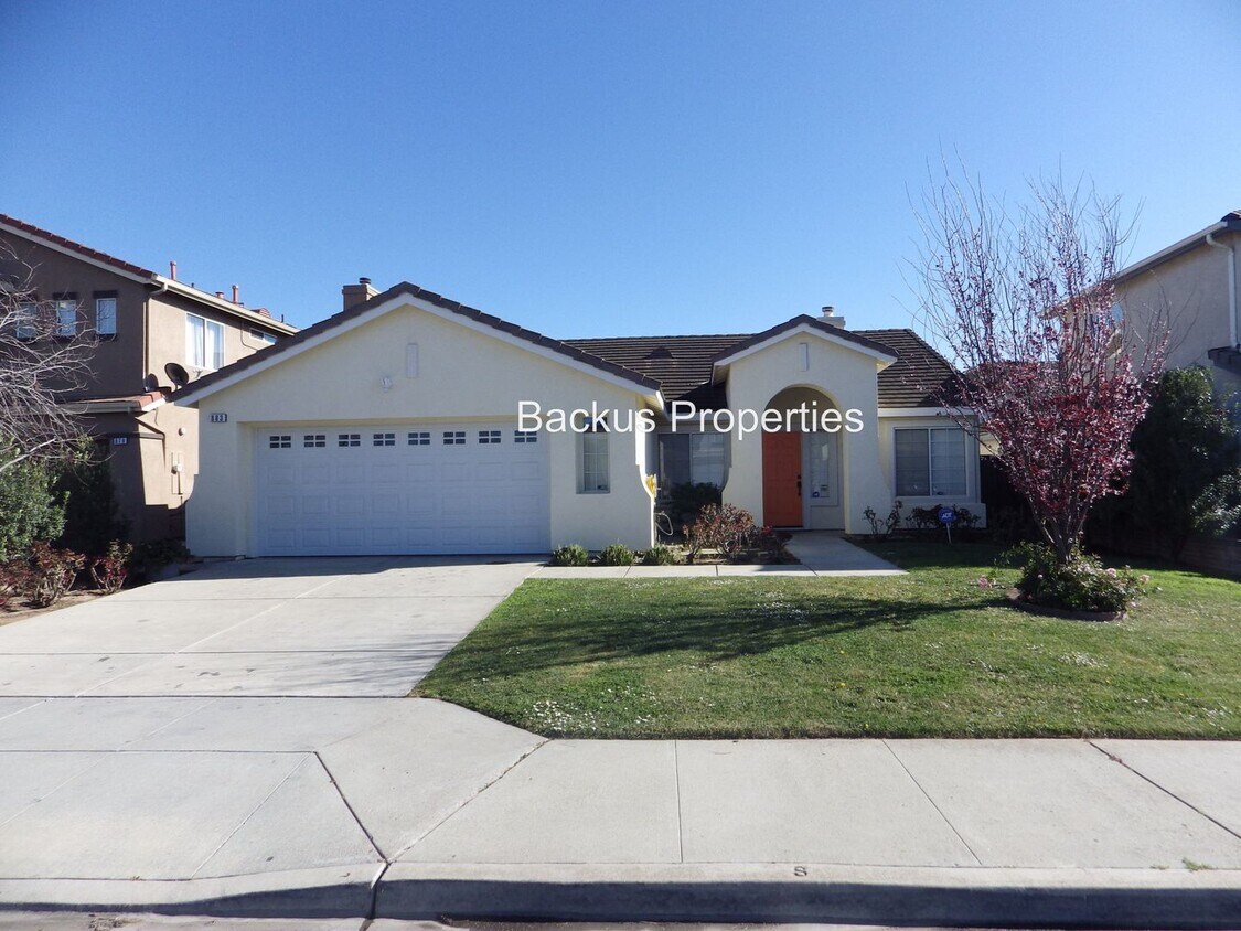 Foto principal - Wonderful Four beddroom home on Chamise Dr...