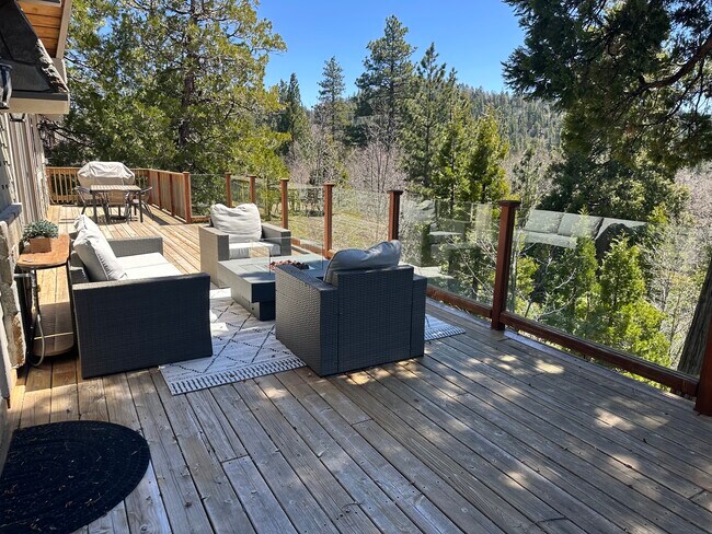 Foto del edificio - 26591 Hillcrest Ln