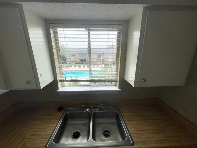 Building Photo - Shandon Gardens Unit #12