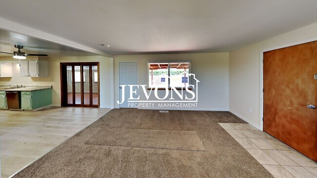 Foto del edificio - Water and sewer included! Comfortable 3-be...