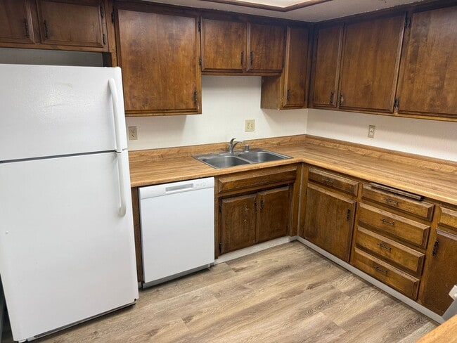 Building Photo - 2 Bedroom 1 bath Duplex