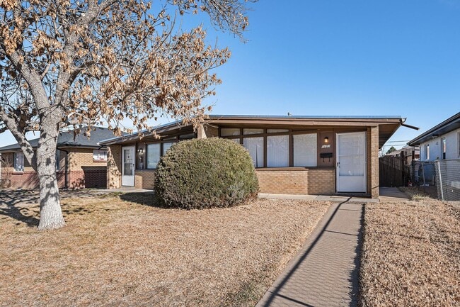 Building Photo - Newly Renovated 2Bed/1Bath Duplex in Park Hill