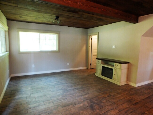 Building Photo - Farmhouse on Acreage (Shop!)