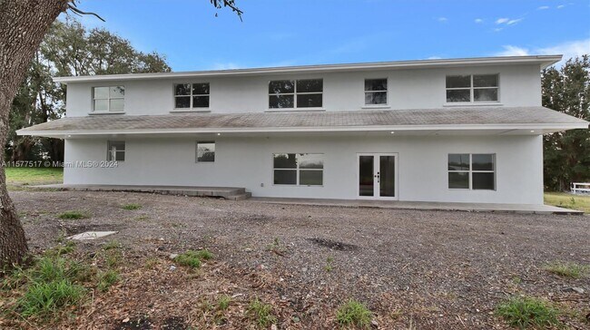 Foto del edificio - 2440 Wallace Rd