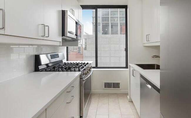 Building Photo - 300 E 93rd St