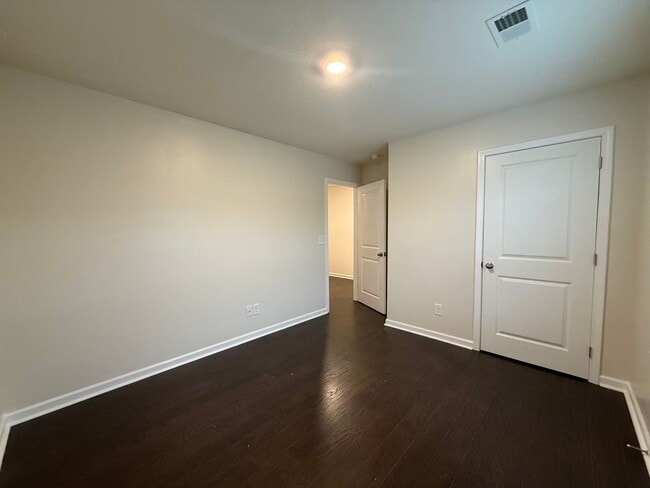 Building Photo - 4 Bedroom 2 Bathroom Home located in Greeneville, TN