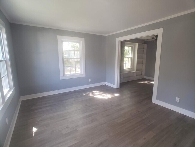 Building Photo - 605 Kingwood Dr