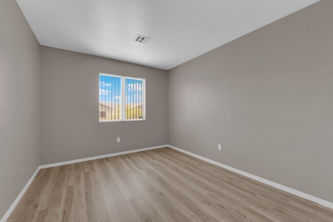 Building Photo - Large 4 bedroom home!  A must see!