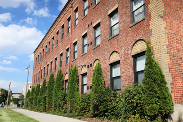 Foto del edificio - Landmark Court Apartments