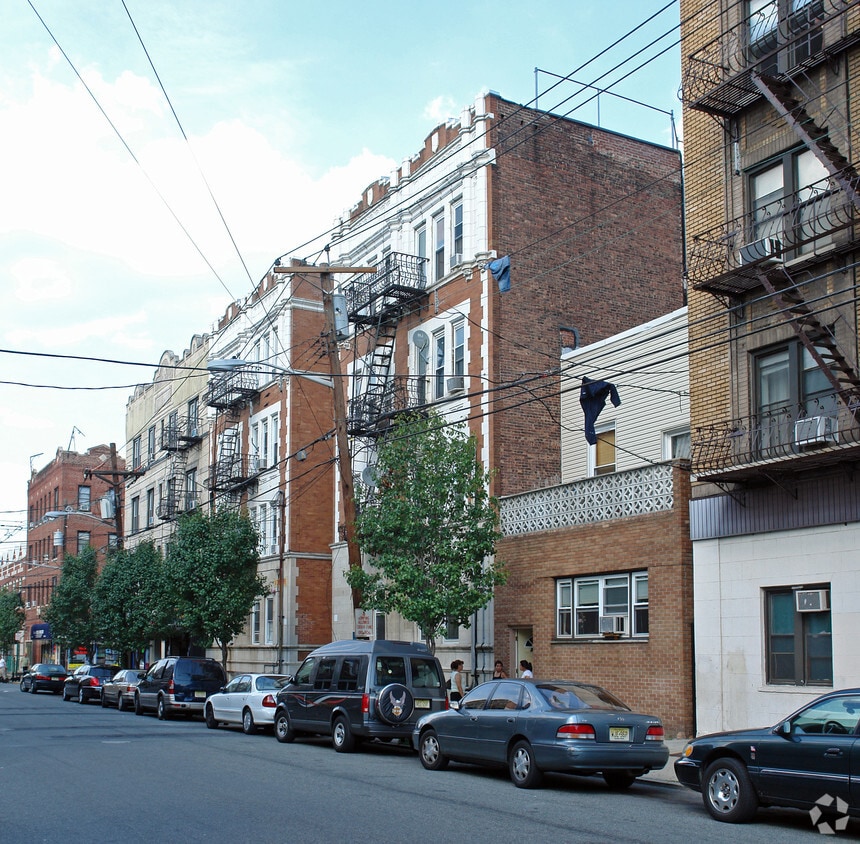 Primary Photo - 5112 Hudson Ave