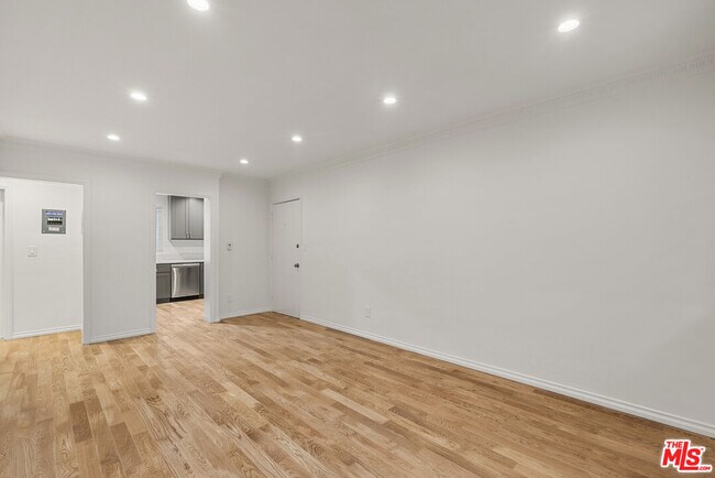 Foto del edificio - 1235 N Harper Ave