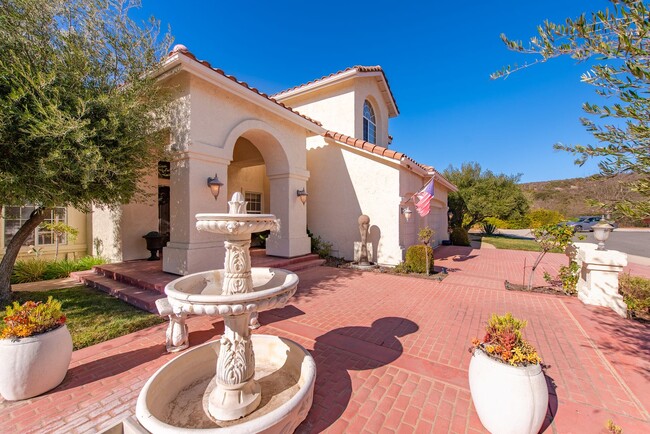 Foto del edificio - Luxury Living in this Stunning Pool Home!