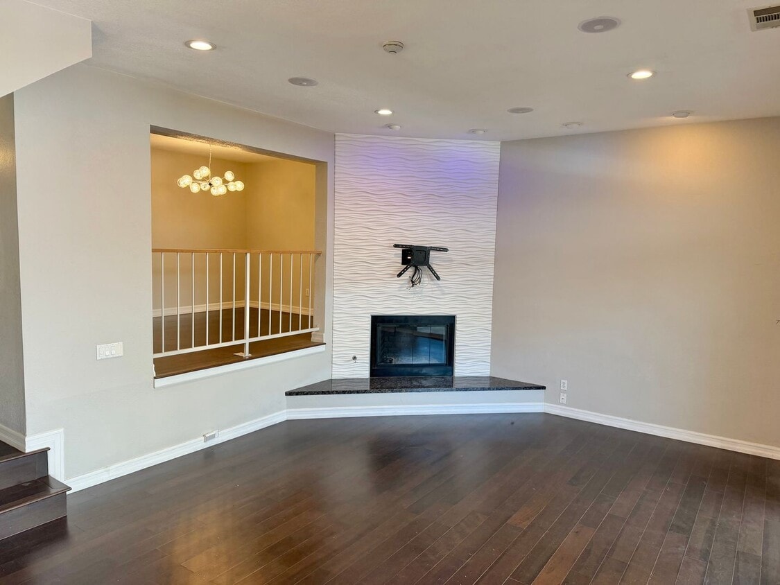 Spacious 3 Bedroom Townhouse 3 blocks from the ocean - Spacious 3 Bedroom Townhouse 3 blocks from the ocean