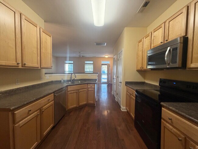 Foto del edificio - Large Three Bedroom Townhouse! New Carpet & Paint!