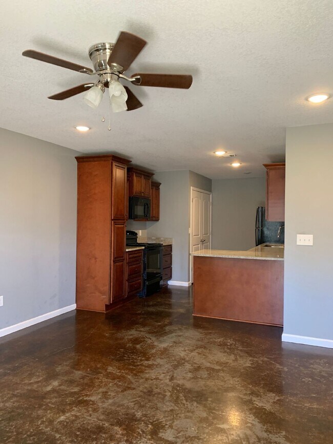 Foto del edificio - "Charming 2-Bedroom Gem with Granite Elegance in Brookland – 940 Sq Ft of Comfort at 207 S. Holman!"