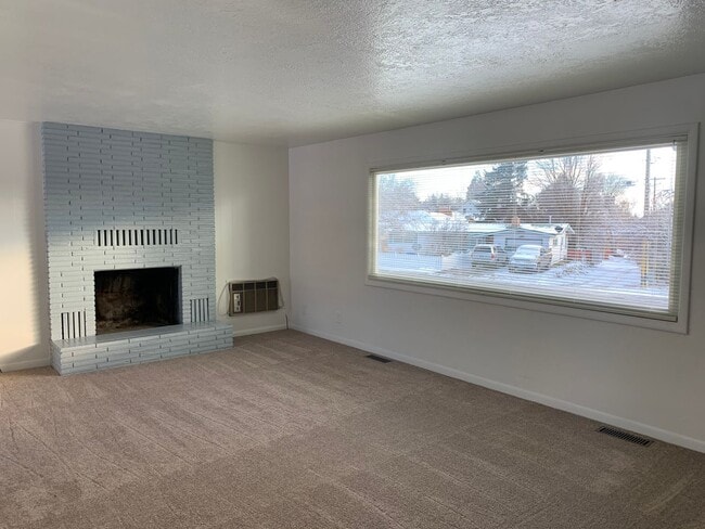 Foto del edificio - 3 Bedroom, 1.5 Bath House in Pacific Terrace neighborhood