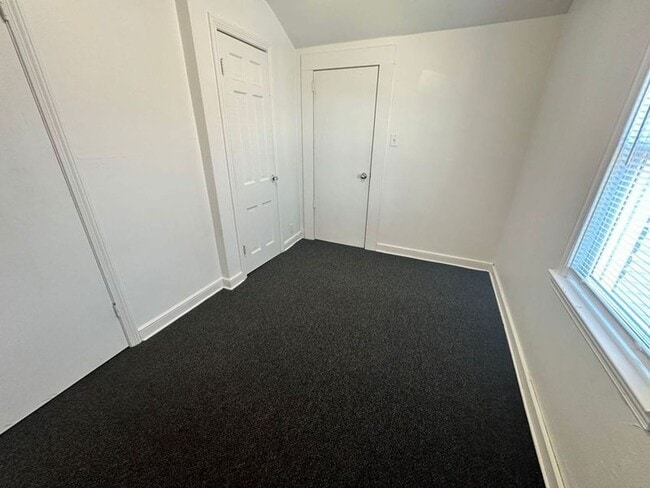 Building Photo - Large 3 bedroom property with huge rec roo...
