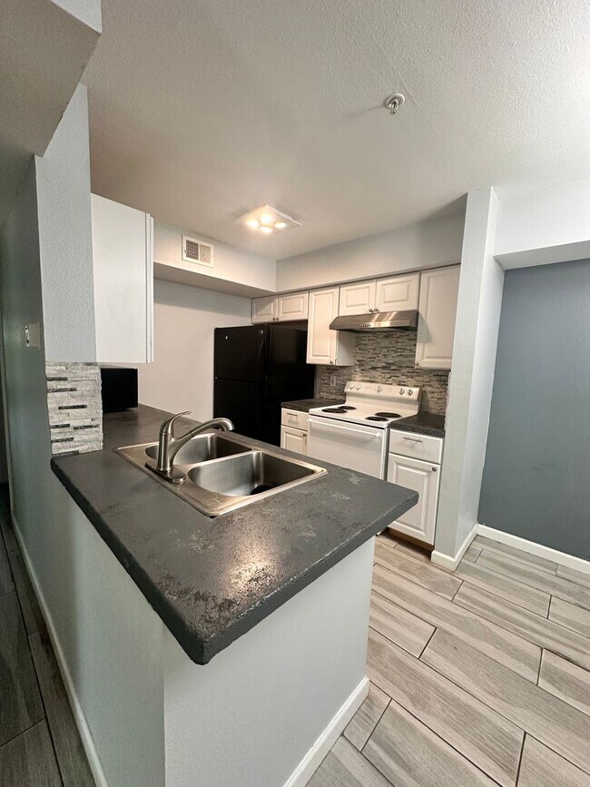 Foto del edificio - 50% OFF FIRST MONTH'S RENT ---- Recently Remodeled 2B/2B Unfurnished Condo in Indian Lake