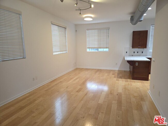 Building Photo - 5350 Playa Vista Dr