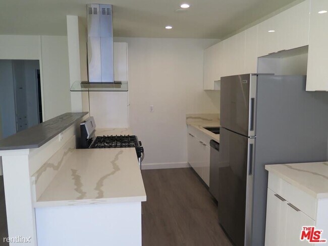 Building Photo - 1253 N Hayworth Ave