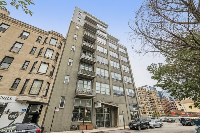 Building Photo - 770 W Gladys Ave