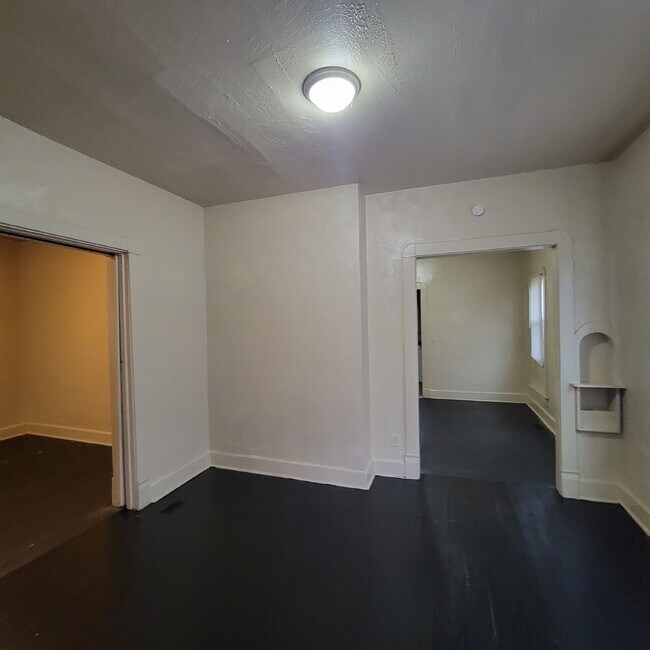 Building Photo - Quick Commute Downtown!