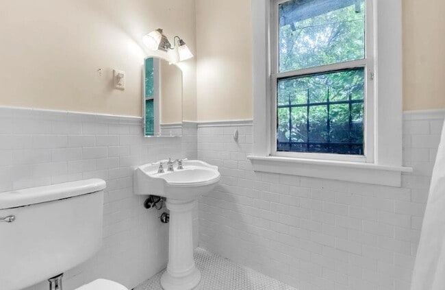 Building Photo - 2109 Felix Ave