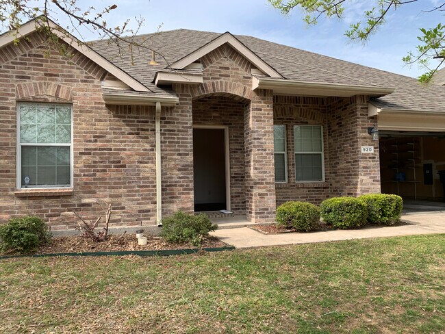 Building Photo - 920 Oakcrest Dr