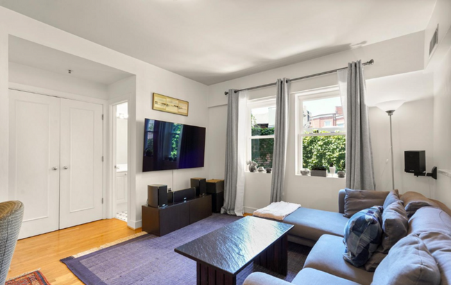 Building Photo - Bright Two Bedroom Dream in Dupont!