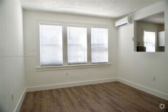 Building Photo - 501 SW 6th Ct