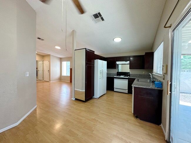Building Photo - 2321 Valley Dr