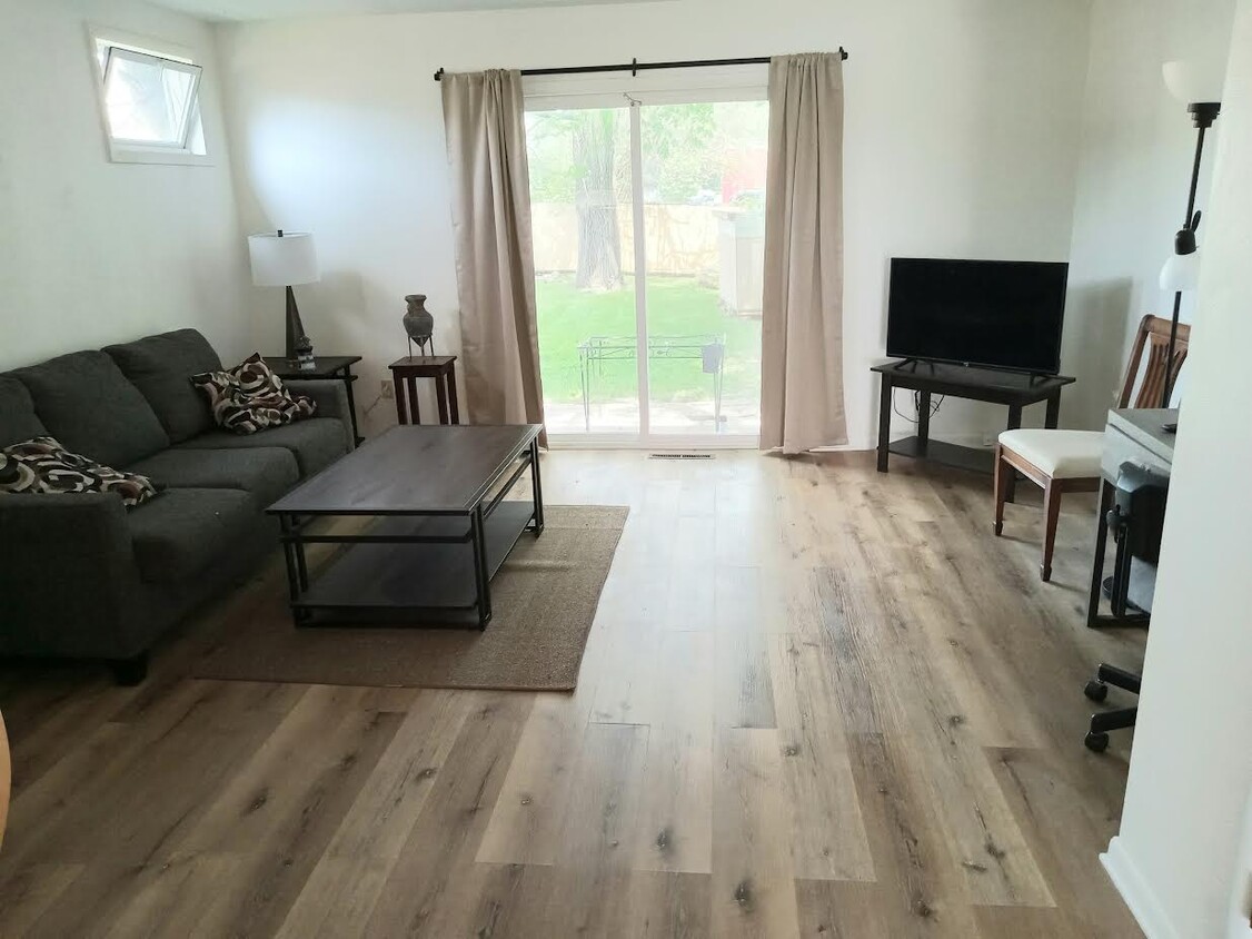Living room opens to private back yard - 1617 Banbury Rd