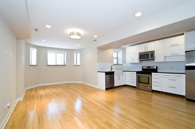 Building Photo - 6225 N Hermitage Ave