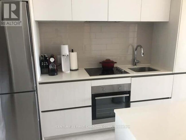 Building Photo - 225 Sumach St