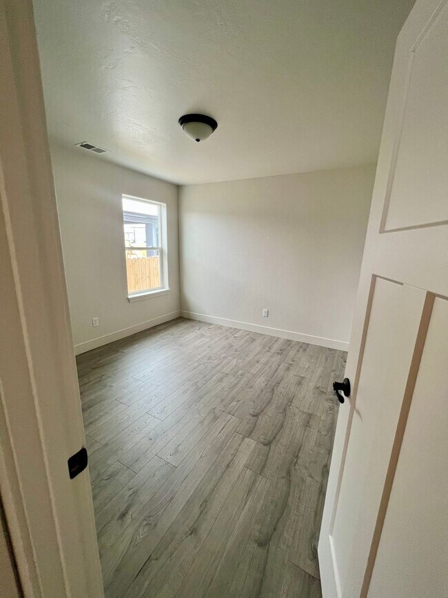 Building Photo - Single Family Home for Rent in Rifle