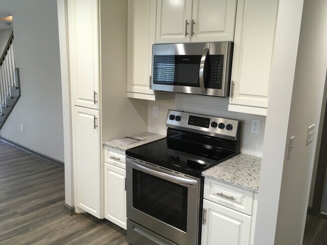 Foto del edificio - 6701 Pine Ridge Dr