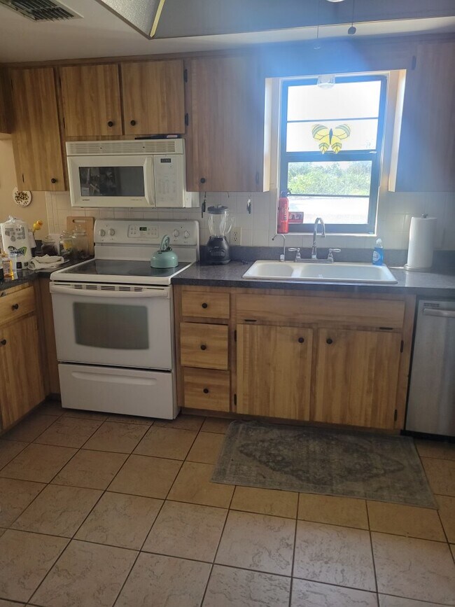 kitchen area - 5640 Ferguson Ct